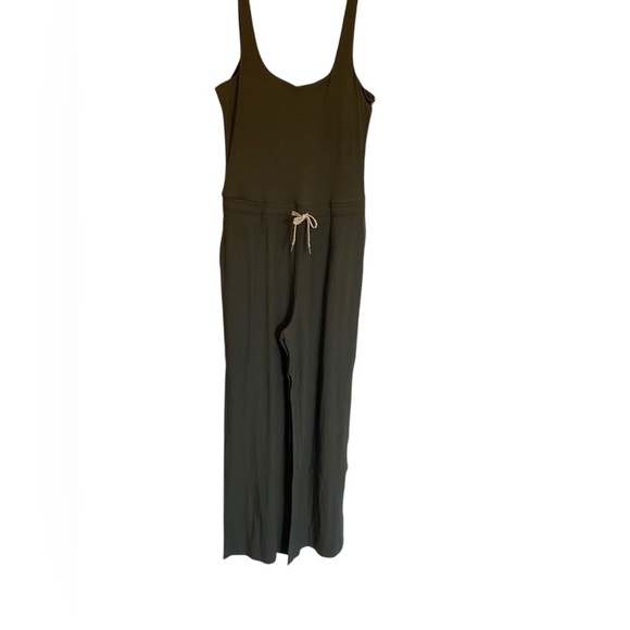 NWT Vuori pose scoop jumpsuit KALE Size M - Picture 1 of 6
